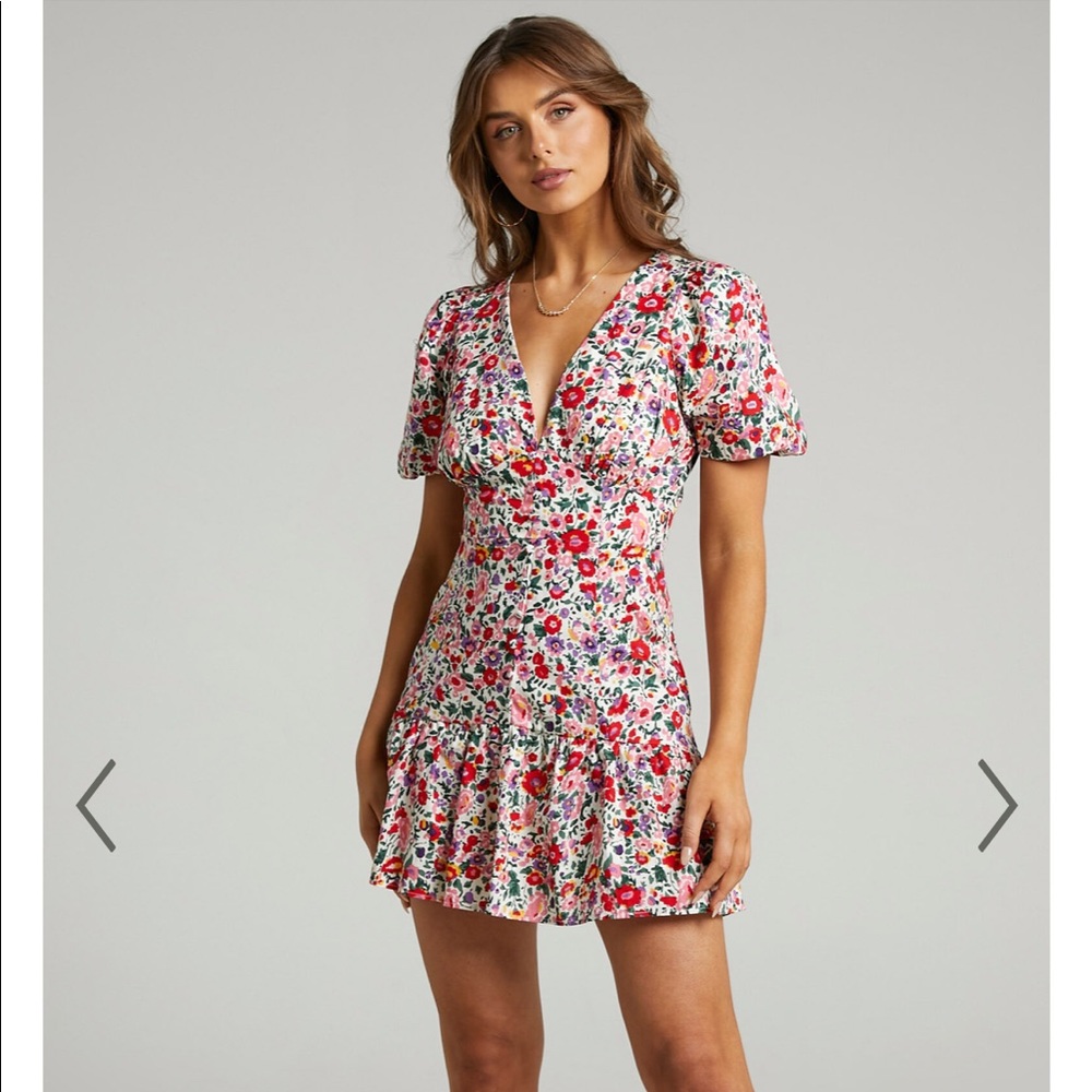 ANNAMAE V NECK MINI DRESS IN WHITE FLORAL